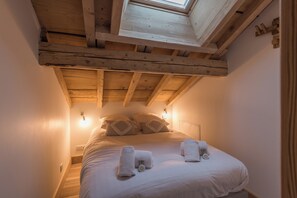 4 habitaciones, tabla de planchar con plancha, wifi y ropa de cama 