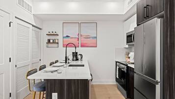 Een koelkast, een magnetron, een oven, een kookplaat