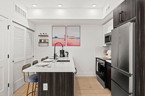 Een koelkast, een magnetron, een oven, een kookplaat