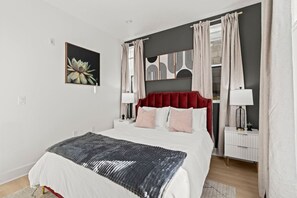 1 slaapkamer, een bureau, een strijkplank/strijkijzer, reisbedje