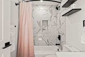 Dusche, Haartrockner, Handtücher, Seife