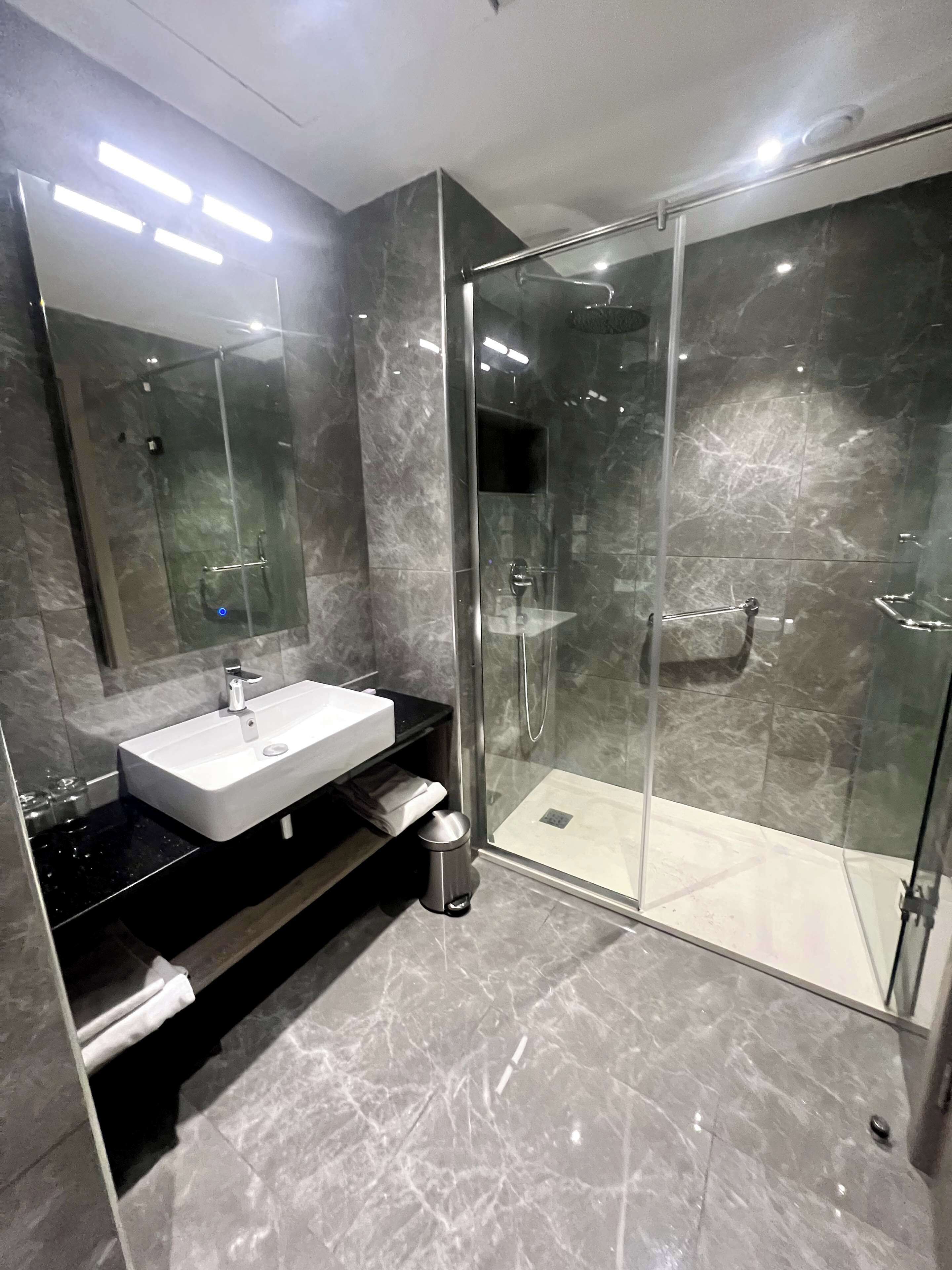 Habitación superior, 1 cama King size, para no fumadores, vista al lago | Baño | Amenidades de baño gratuitas y pantuflas 