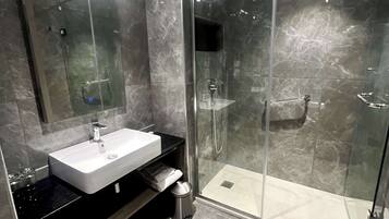 Habitación superior, 1 cama King size, para no fumadores, vista al lago | Baño | Amenidades de baño gratuitas y pantuflas
