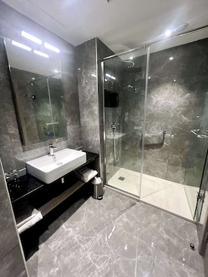 Habitació superior, 1 llit de matrimoni gran, no fumadors, vistes al llac | Bany | Articles de tocador gratuïts i sabatilles