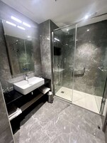 Habitación superior, 1 cama de matrimonio grande, no fumadores, vistas al lago | Baño | Artículos de higiene personal gratuitos y zapatillas
