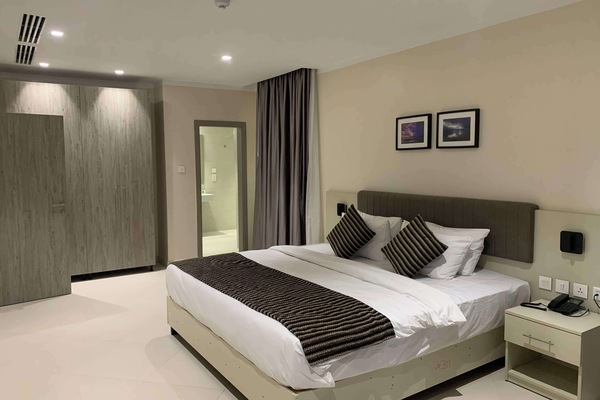 Deluxe Suite, 1 King Bed, Non Smoking, Lake View (Living Room) | Soundproofing