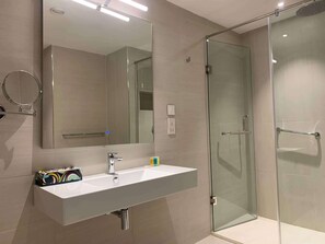 Appartement Standard, 1 très grand lit, cuisinette, vue sur la ville | Salle de bain | Articles de toilette (gratuits), pantoufles