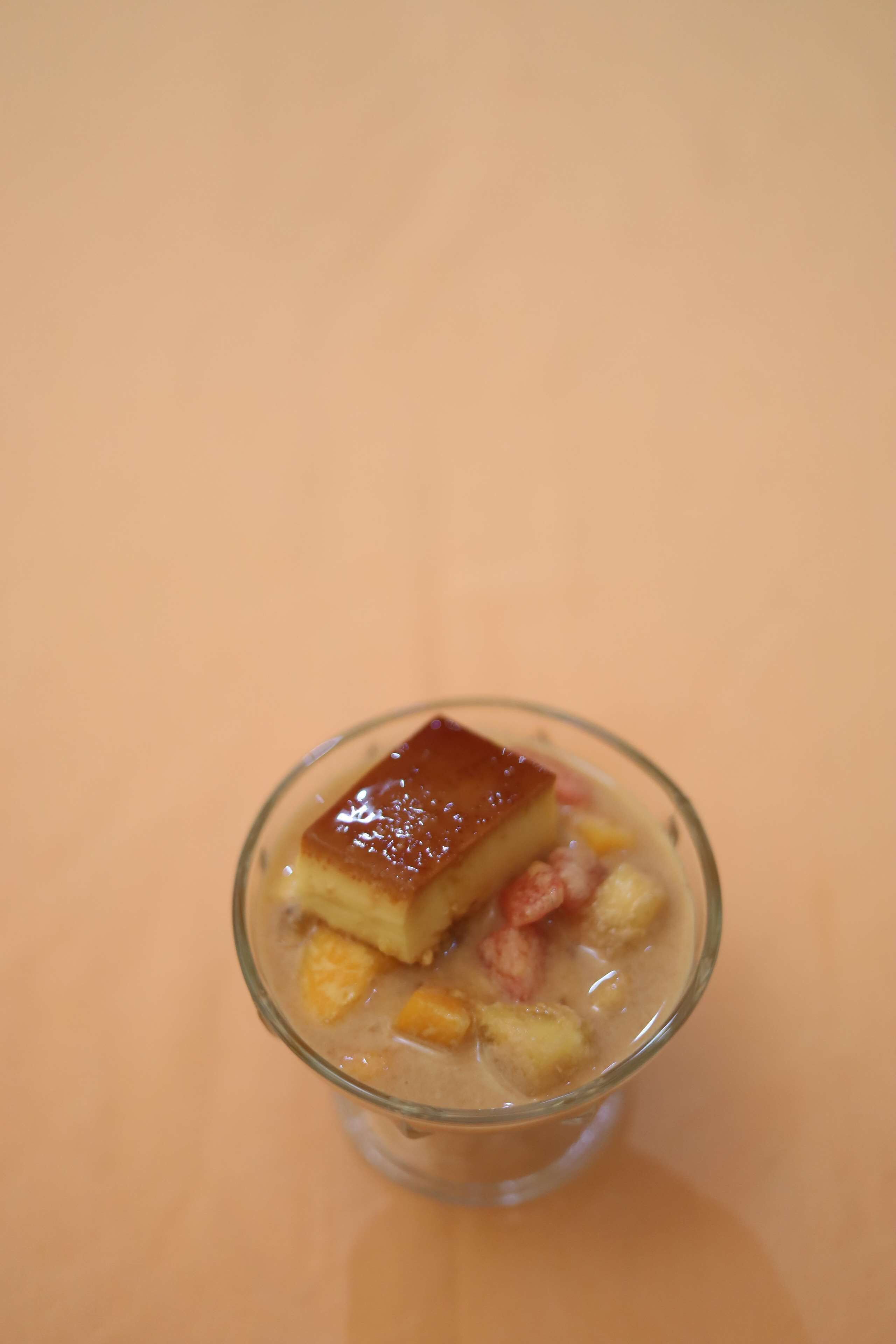 Un dessert servi dans un verre transparent.