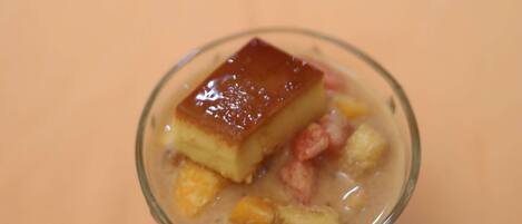 Un dessert servi dans un verre transparent.