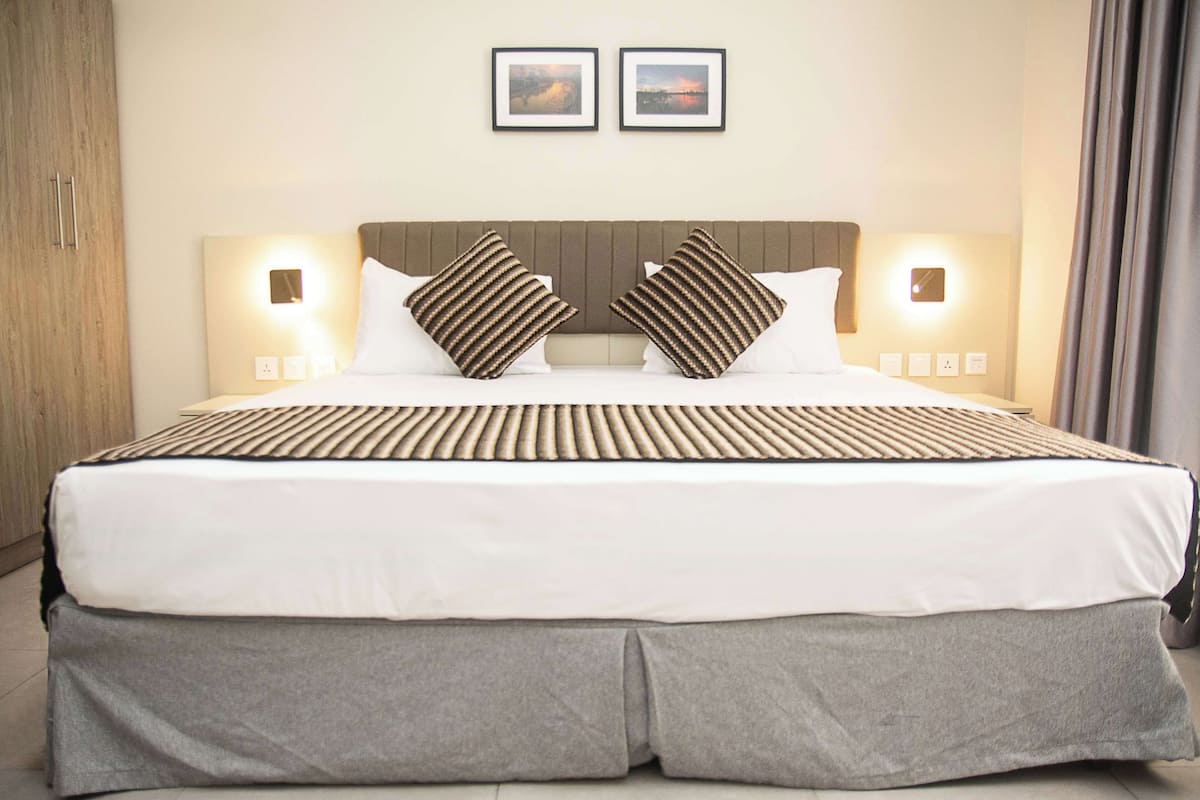 Suite Deluxe, 1 cama de matrimonio grande, no fumadores, vistas al lago (Living Room) | Sistema de insonorización