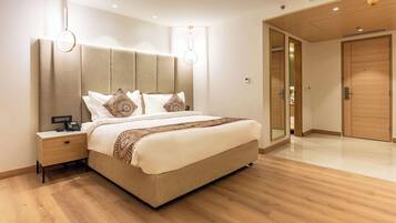 Ein modernes Schlafzimmer mit einem großen Bett, Nachttischen und einem begehbaren Kleiderschrank.