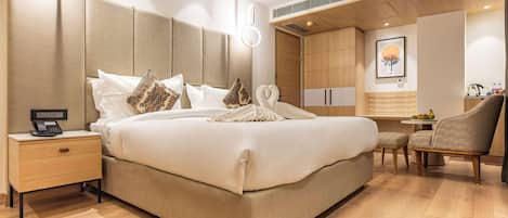 Premium Room, 1 King Bed, Non Smoking, Bathtub