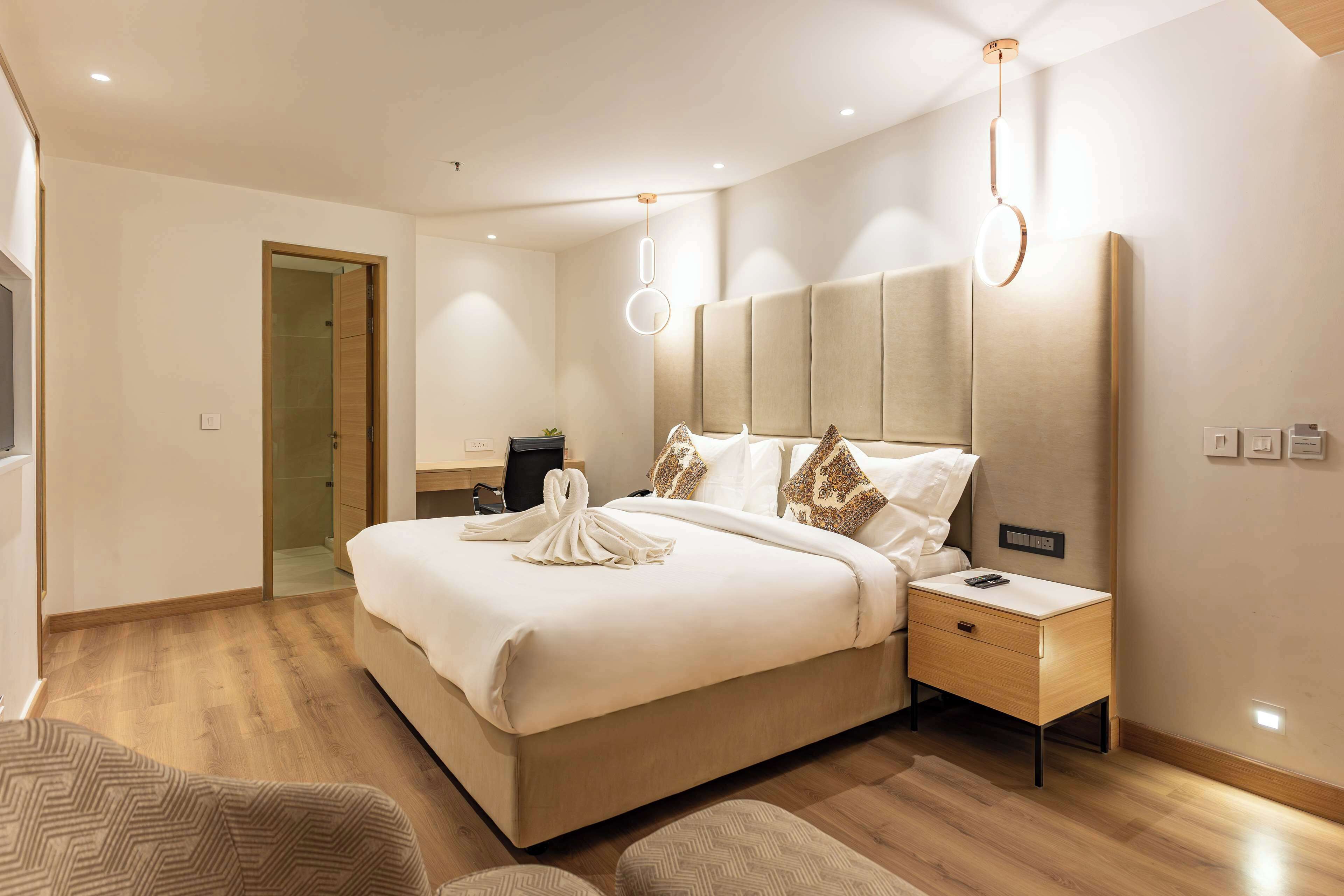 Premium Room, 1 King Bed, Non Smoking, Bathtub | Premium bedding, minibar, in-room safe, desk