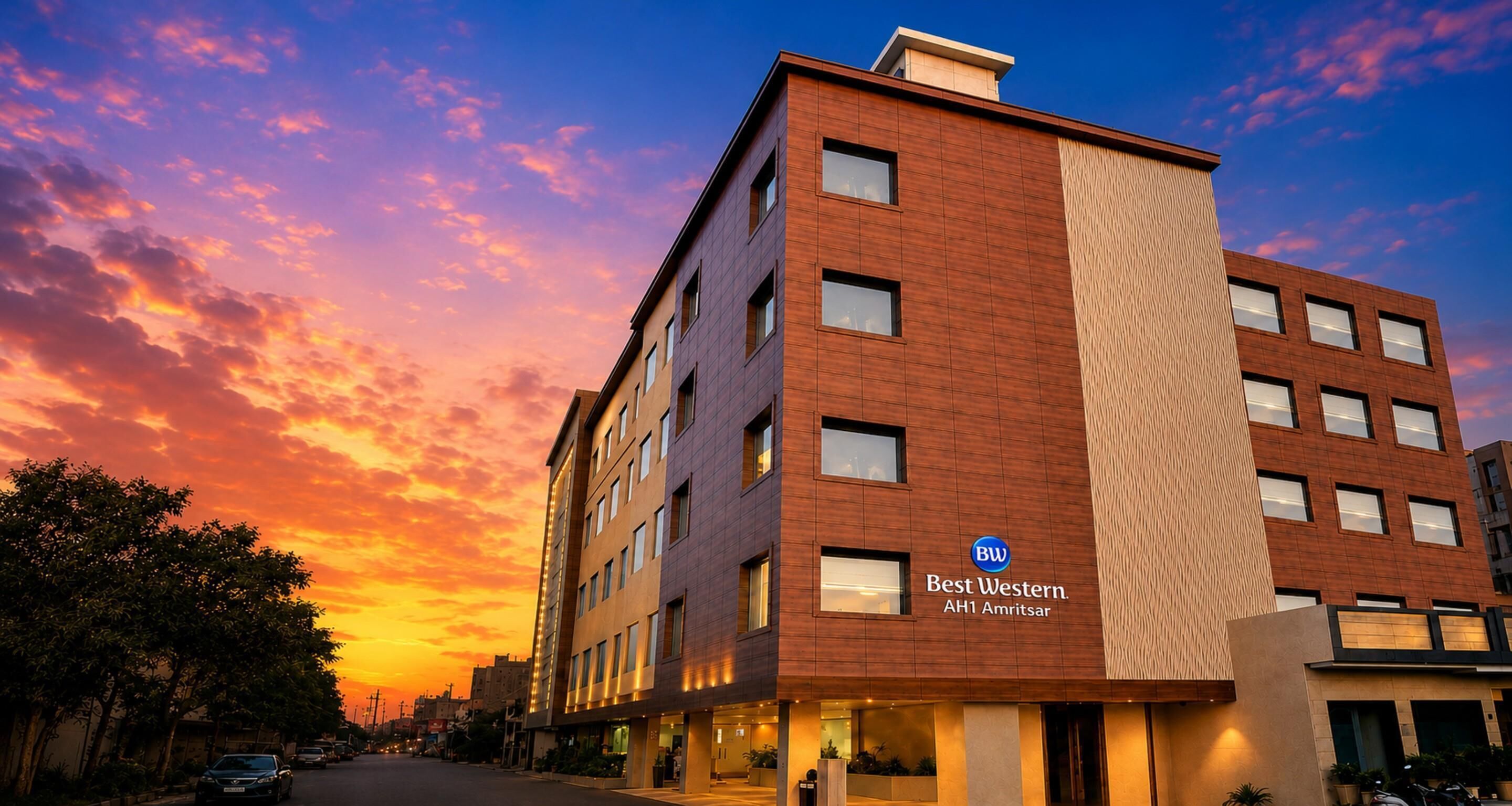 Un hotel de varios pisos con un diseño moderno, destacando un letrero llamativo de 'Best Western'.