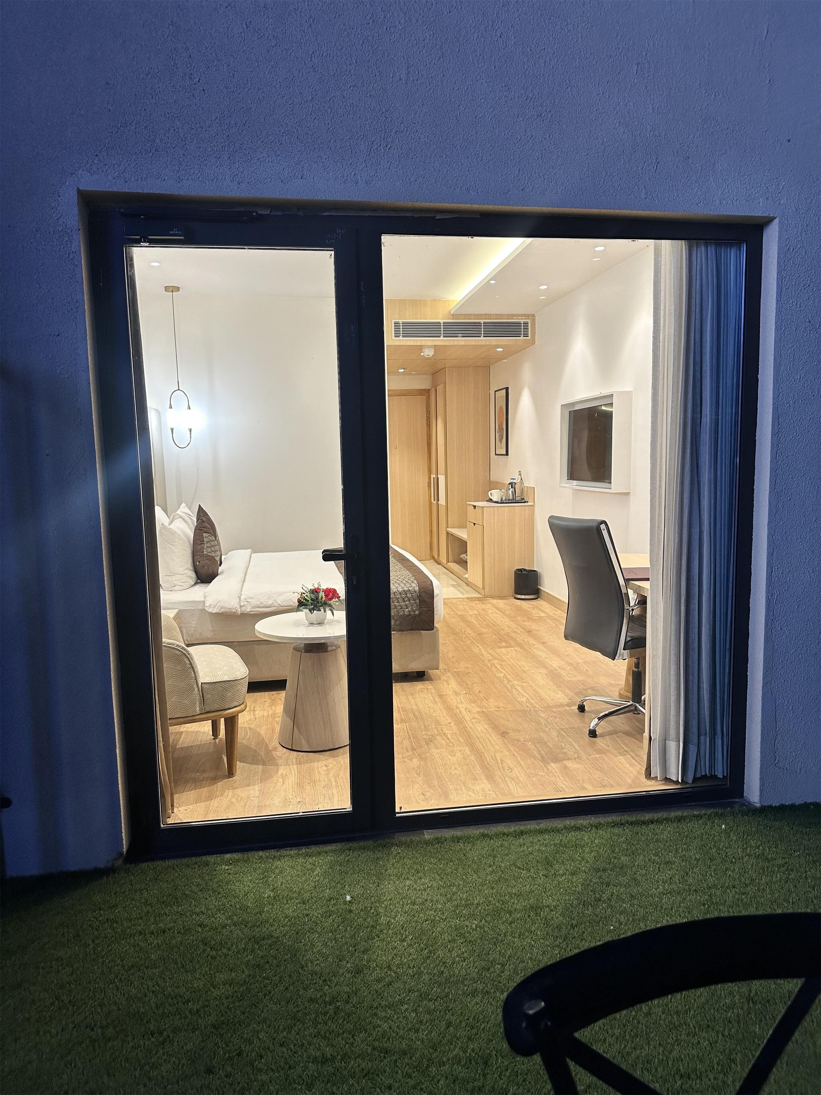 Habitación ejecutiva, 1 cama de matrimonio grande, no fumadores, balcón | Ropa de cama de alta calidad, minibar, caja fuerte y escritorio