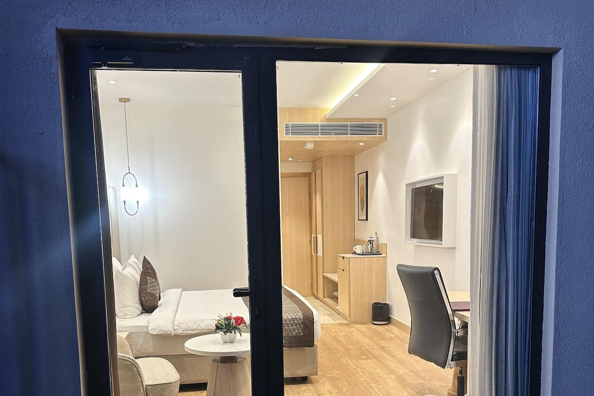 Quarto executivo, 1 cama King, para não fumantes, sacada | Roupas de cama premium, frigobar, cofres nos quartos, escrivaninha