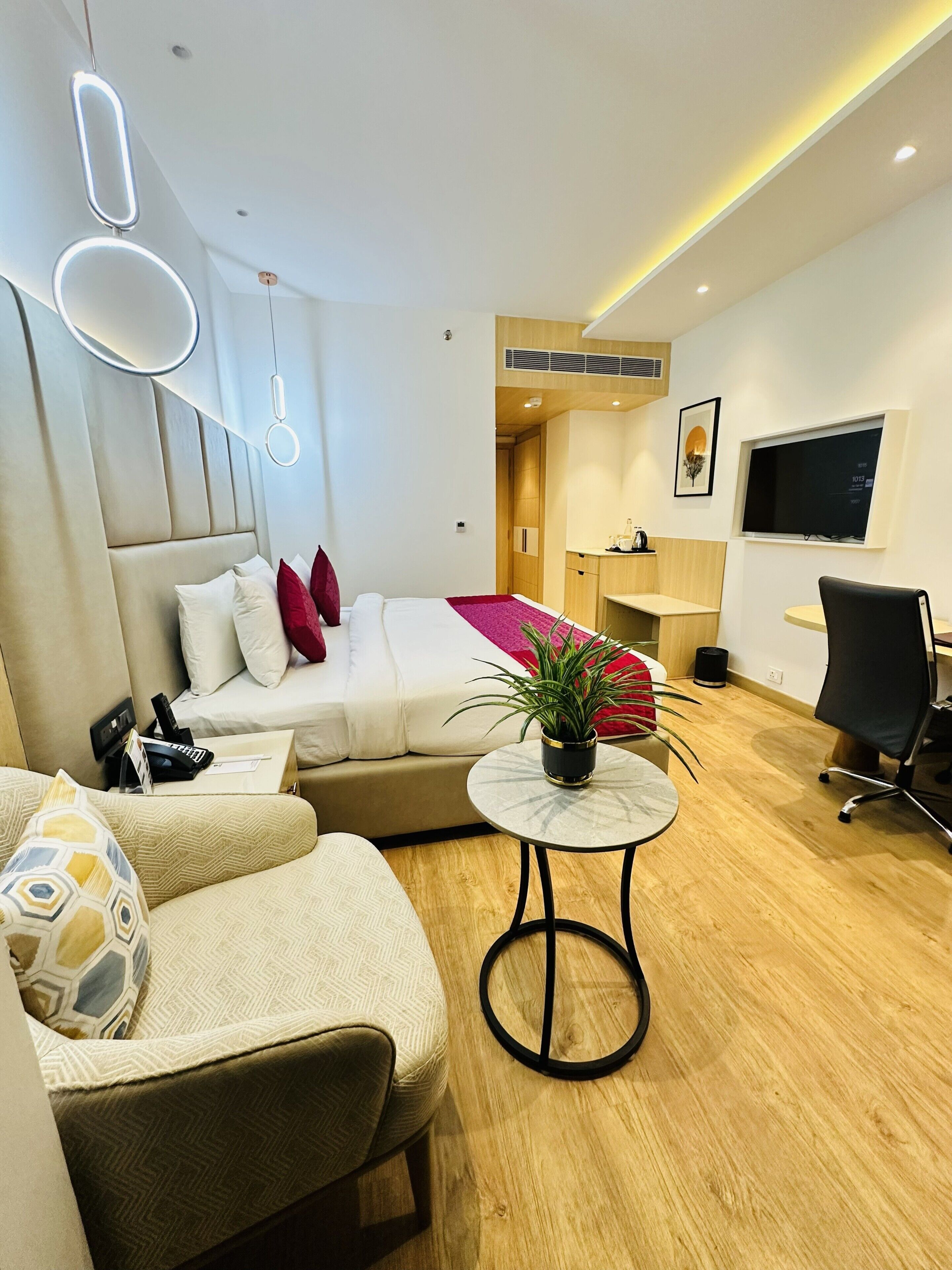Executive Room, 1 King Bed, Non Smoking, Balcony | Premium bedding, minibar, in-room safe, desk