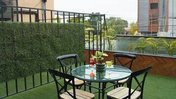Executive Room, 1 King Bed, Non Smoking, Balcony | Balcony