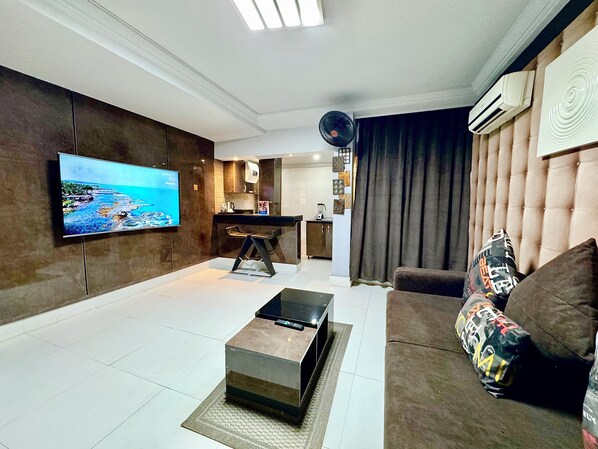 Smart TV - Hotel with Stylish Decor in the Heart of Abuja. Perfect for Your Stay in Nigeria (Abuja)