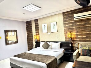 1 dormitorio, tabla de planchar con plancha, wifi y ropa de cama