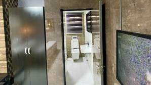 Ein modernes Badezimmer mit Toilette, Waschbecken und Schrank.