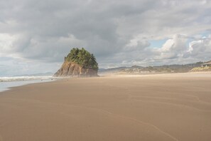 Beach nearby, sun-loungers, beach towels
