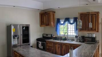 Microondas, horno y placa de cocina