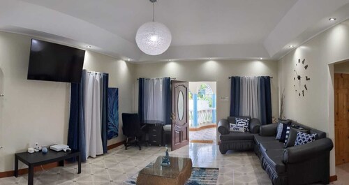 St. Thomas Oasis is a charming 3-bedroom house with WiFi and AC in St. Thomas.