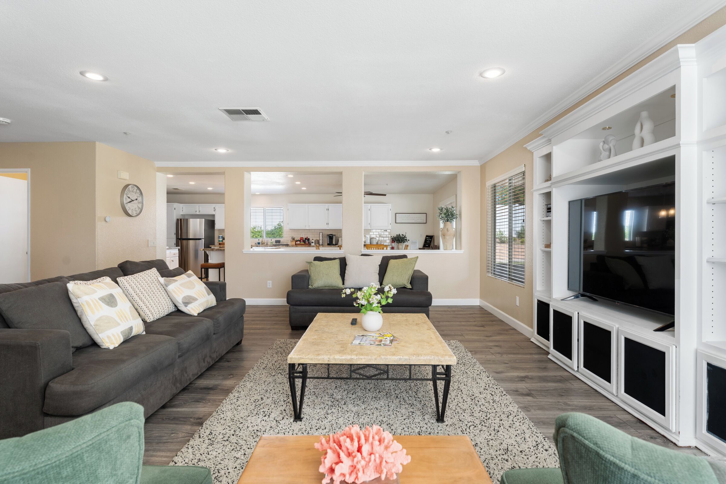 Una Smart TV, un futbolín, una mesa de tenis de mesa