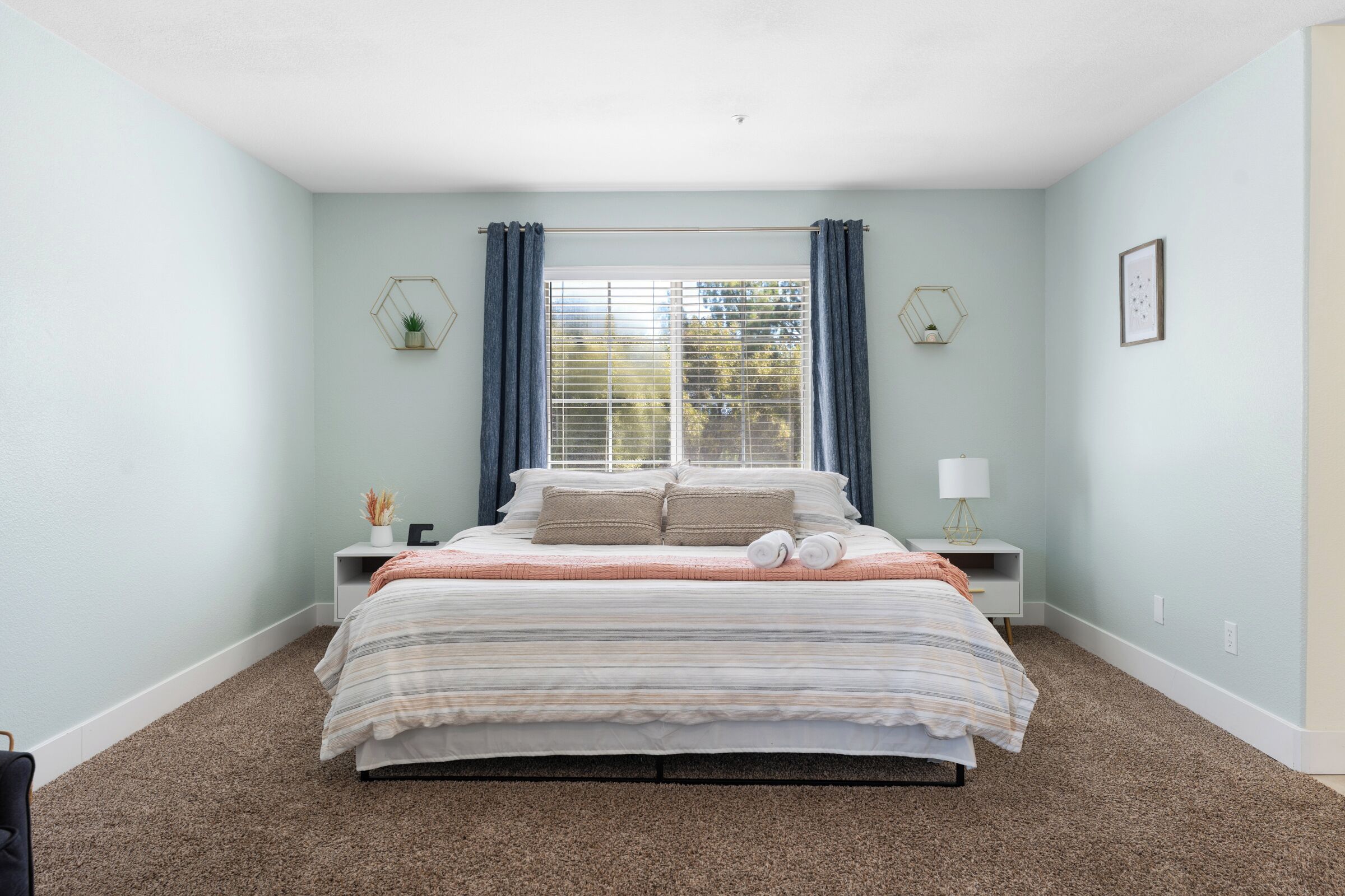 4 多间卧室、办公桌、熨斗/熨衣板、旅行婴儿床