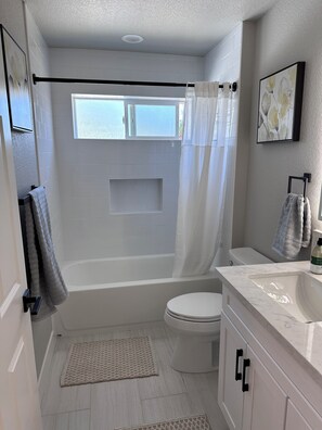 Regadera, amenidades de baño ecológicas, secadora de cabello, toallas 