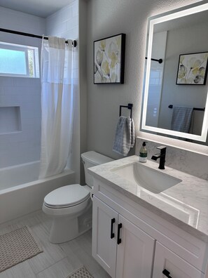 Regadera, amenidades de baño ecológicas, secadora de cabello, toallas 
