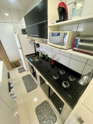 Fridge, microwave, oven, stovetop - LOFT BELA VISTA RJ 🏝️ AIRPORT ✈️; HFAG🏥 ; UFRJ ; 🏢 GARAGE INCLUDED (Jardim Guanabara Rio de Janeiro)