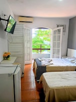 Quarto quádruplo superior, varanda coberta, vista para a piscina | Wi-Fi de cortesia