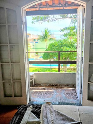 Superior vierpersoonskamer, veranda, uitzicht op zwembad | Gratis wifi