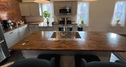 Entire Carriage House w/ garage downtown