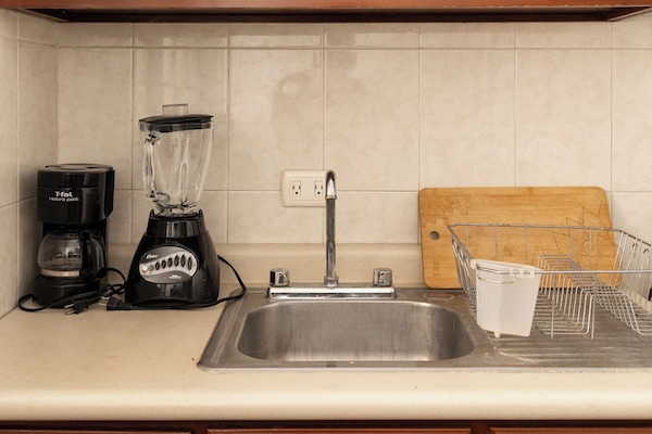 Comfort Apartment | Private kitchenette | Microwave, stovetop