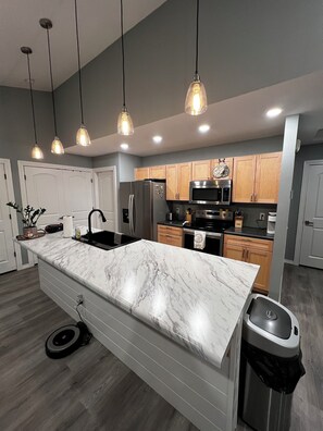 冷蔵庫、電子レンジ、オーブン、コンロ