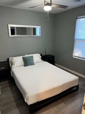 3 bedrooms, travel crib, free WiFi, bed sheets - Charming 3BR/2Bath home with firepit, large fenced yard, pet friendly. (Joplin)