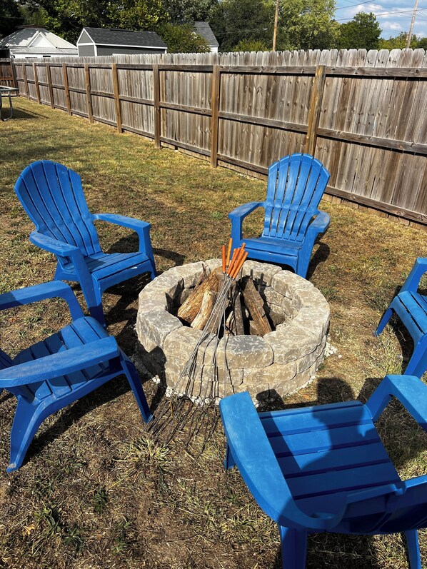 Property grounds - Charming 3BR/2Bath home with firepit, large fenced yard, pet friendly. (Joplin)