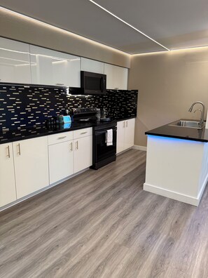 Mikrowelle, Ofen, Herdplatte, Geschirrspüler