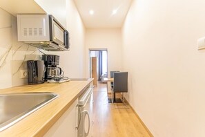 Réfrigérateur, four à micro-ondes, un four, surface de cuisson