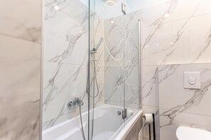Douche, séchoir à cheveux, serviettes fournies, shampooing