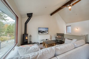 Een televisie en een open haard