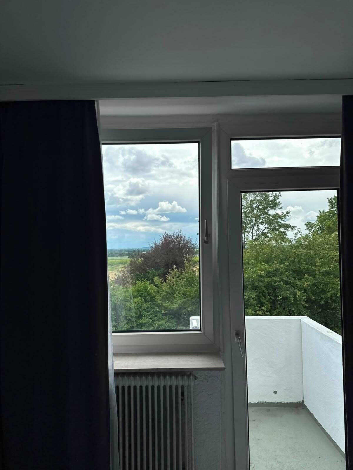 Chambre Standard avec lits jumeaux, balcon, vue vignoble | Coin séjour | Télévision