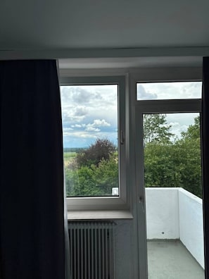 Standard Twin Room, Balcony, Vineyard View | Living area | TV - Hotel Main Taunus  (Hochheim am Main)