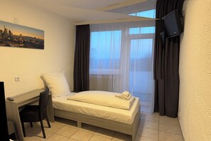 Standaard Twin kamer, balkon, uitzicht op wijngaard | Een bureau, gratis wifi