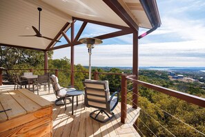 Outdoor dining - Sunset Canyon – 5 bedrooms, 3.5 baths, sleeps 13. Enjoy incredible lake views! (Canyon Lake)