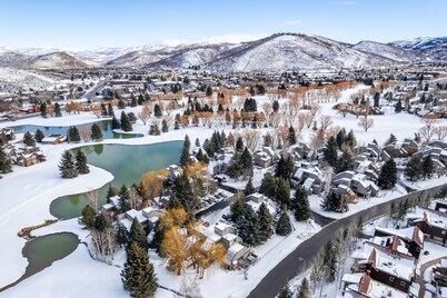 Unbeatable Location, Sleeps 12, Free Ski Bus Across the Street, Large Private Hot Tub