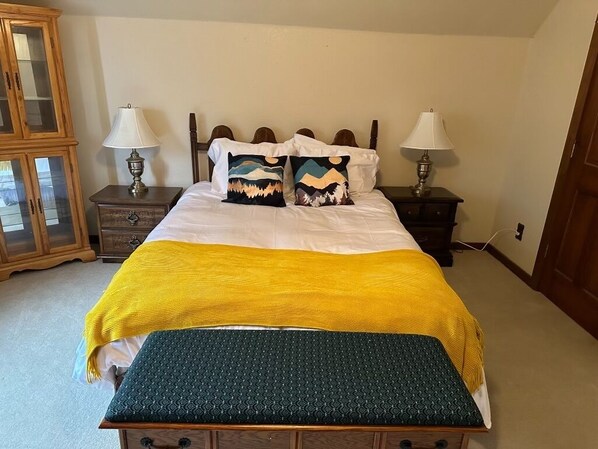 4 bedrooms, desk, Internet, bed sheets